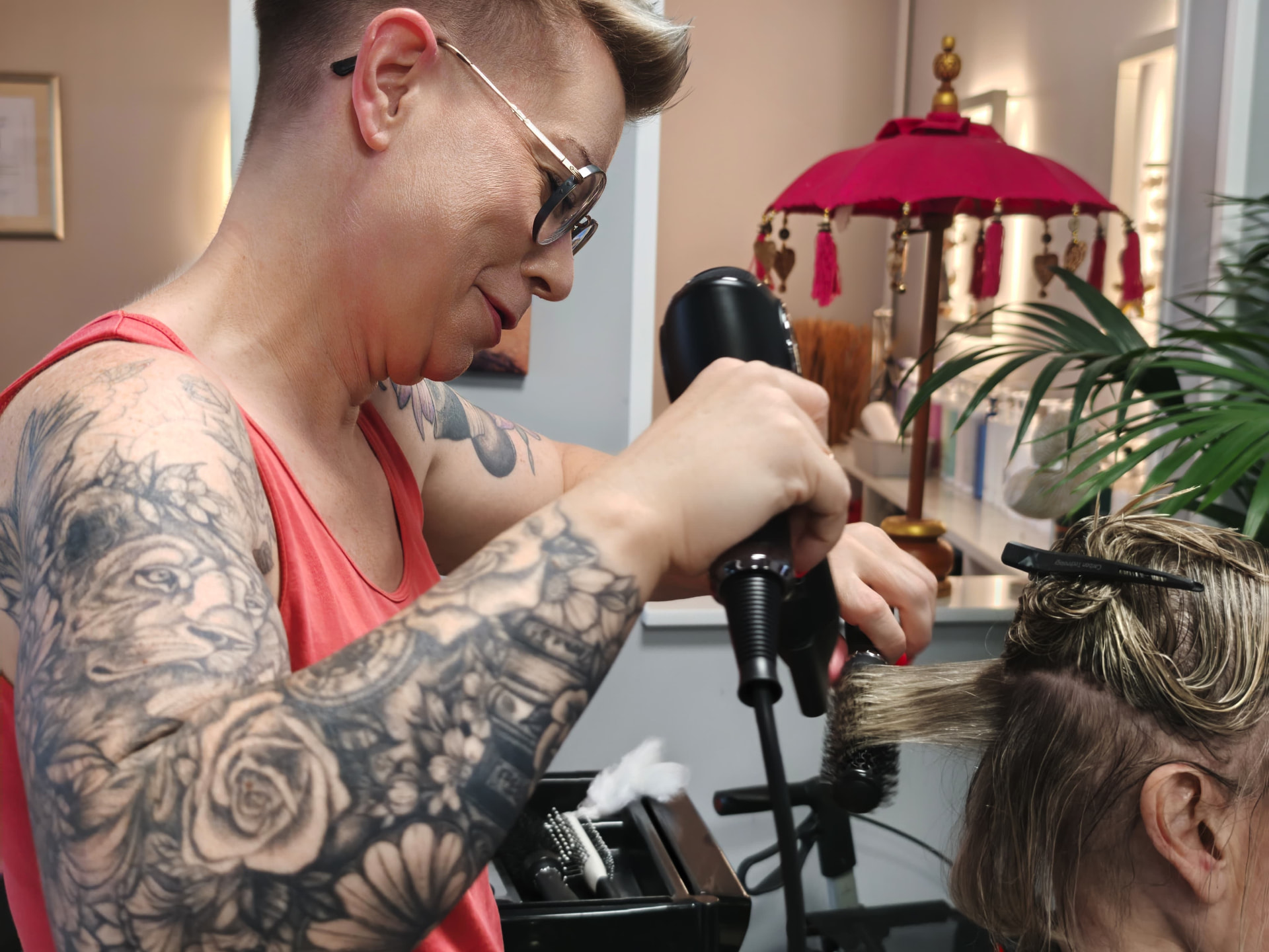 Stylistin Daniela beim Föhnen