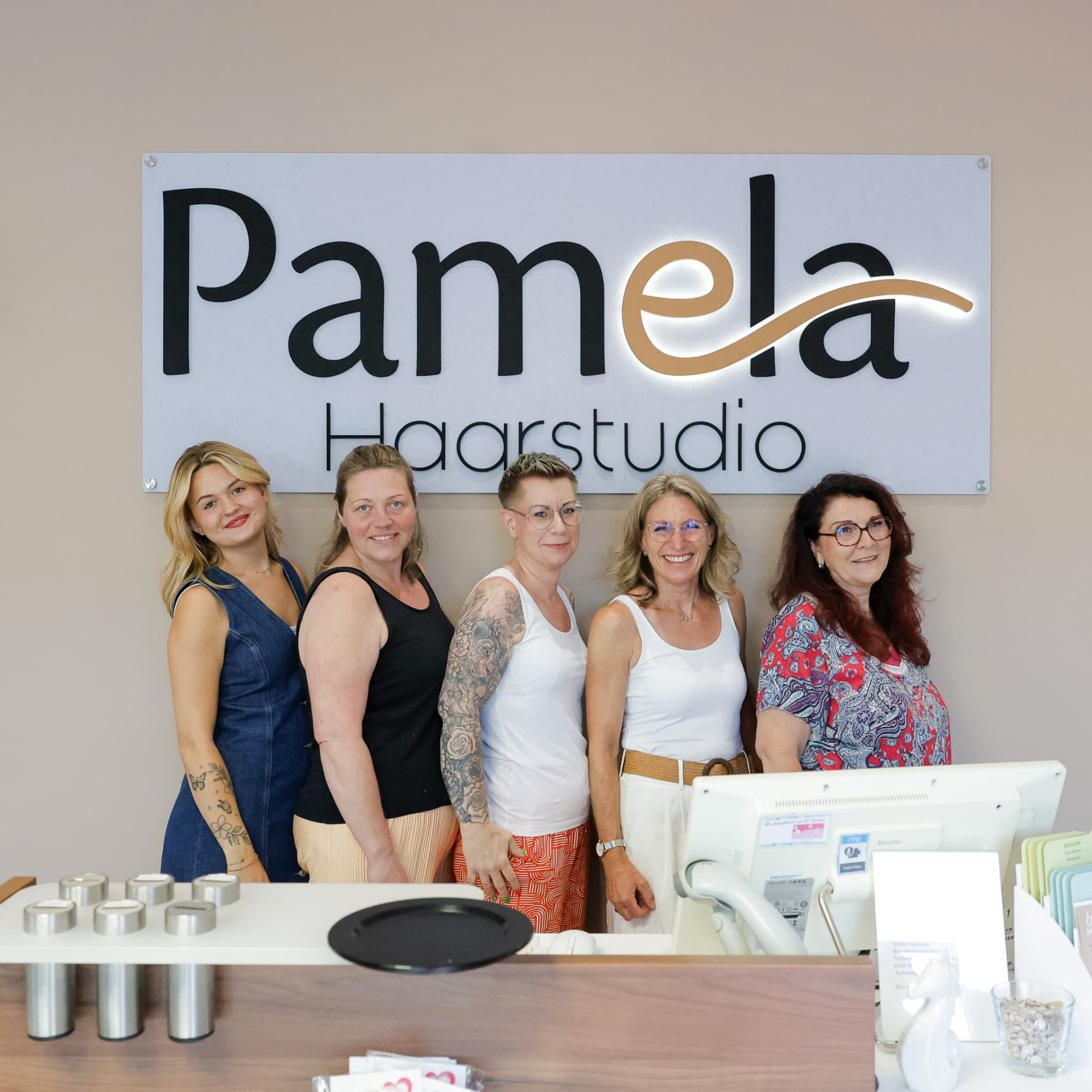 Kundin während einer Beratung im Haarstudio Pamela